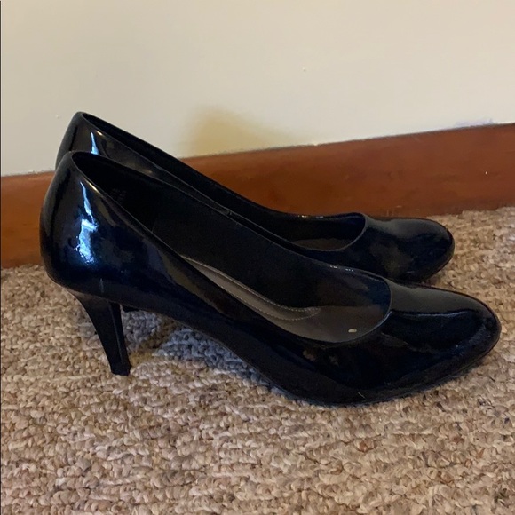 comfort plus by Predictions Shoes - Women’s black patent pumps